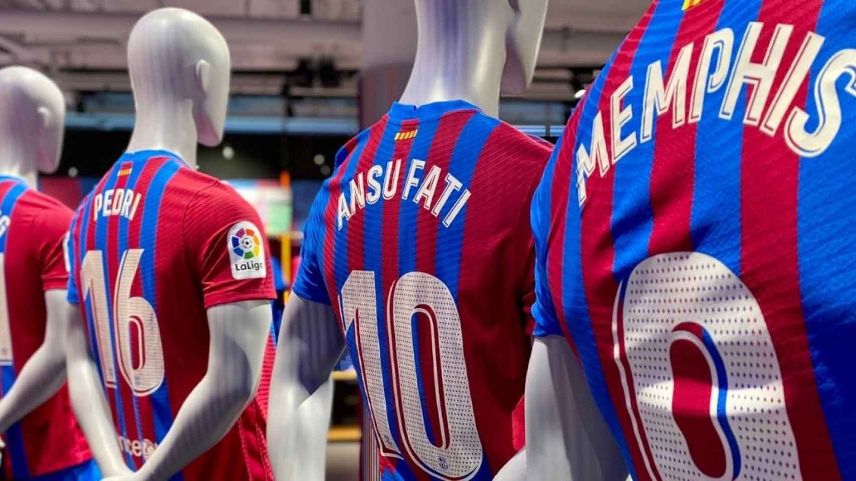 Los nuevos dorsales del Barça ya lucen en la Megastore / FC Barcelona