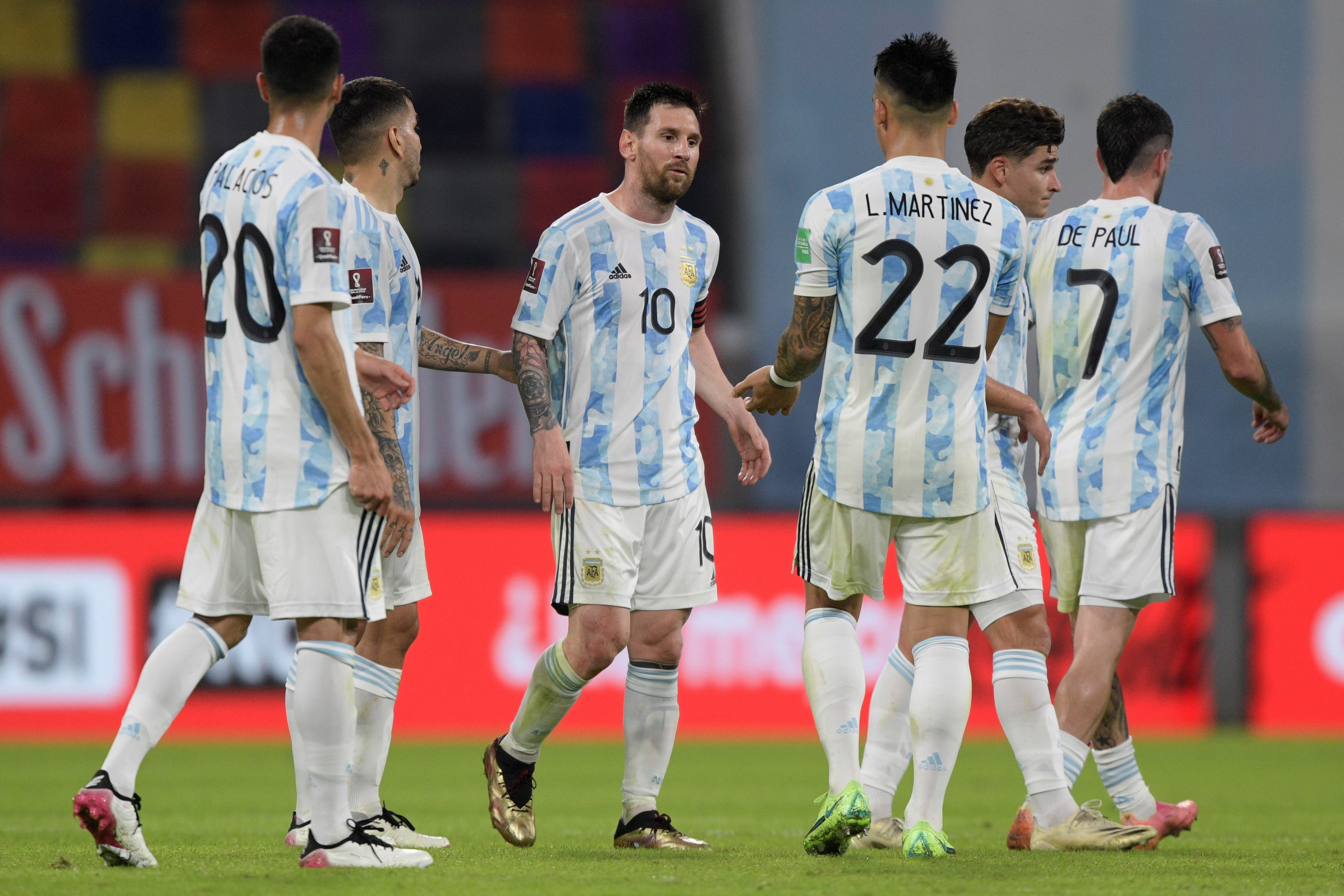 Messi, con sus compañeros contra Chile / EFE