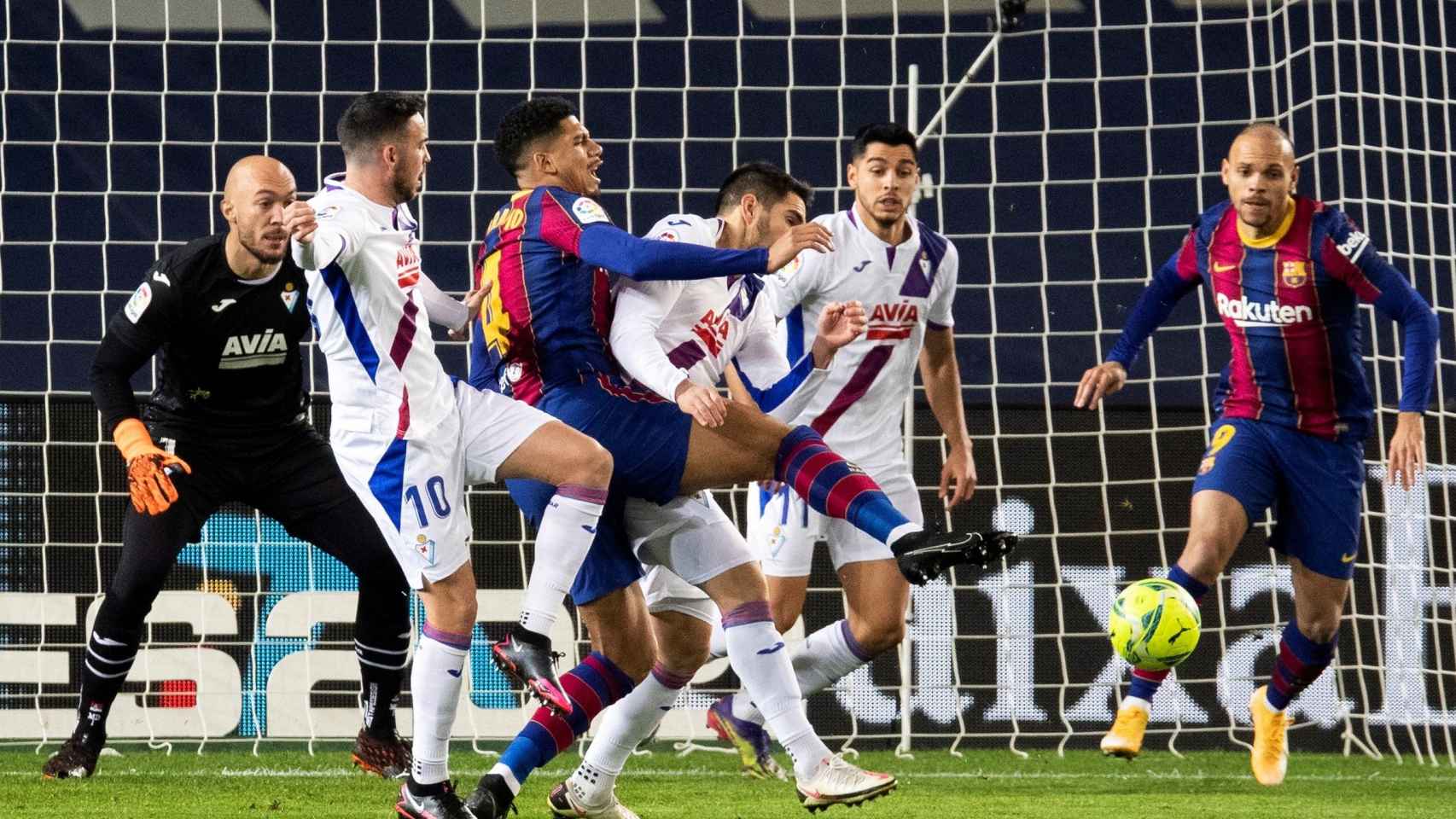 El penalti provocado por Araujo que luego falló Braithwaite en el Barça-Eibar / EFE