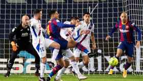 El penalti provocado por Araujo que luego falló Braithwaite en el Barça-Eibar / EFE
