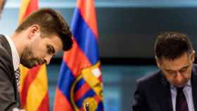 Piqué y Bartomeu firman la renovación del central por el Barça / FCB