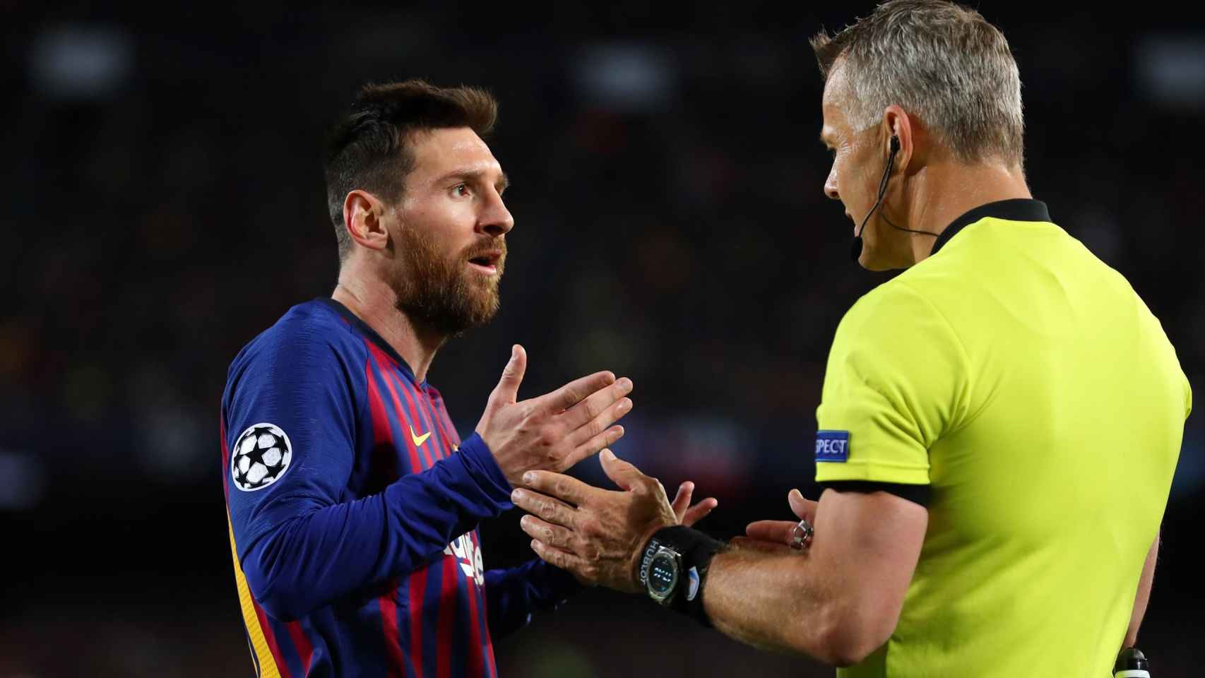 Leo Messi, recriminando una acción al árbitro Kuipers | EFE