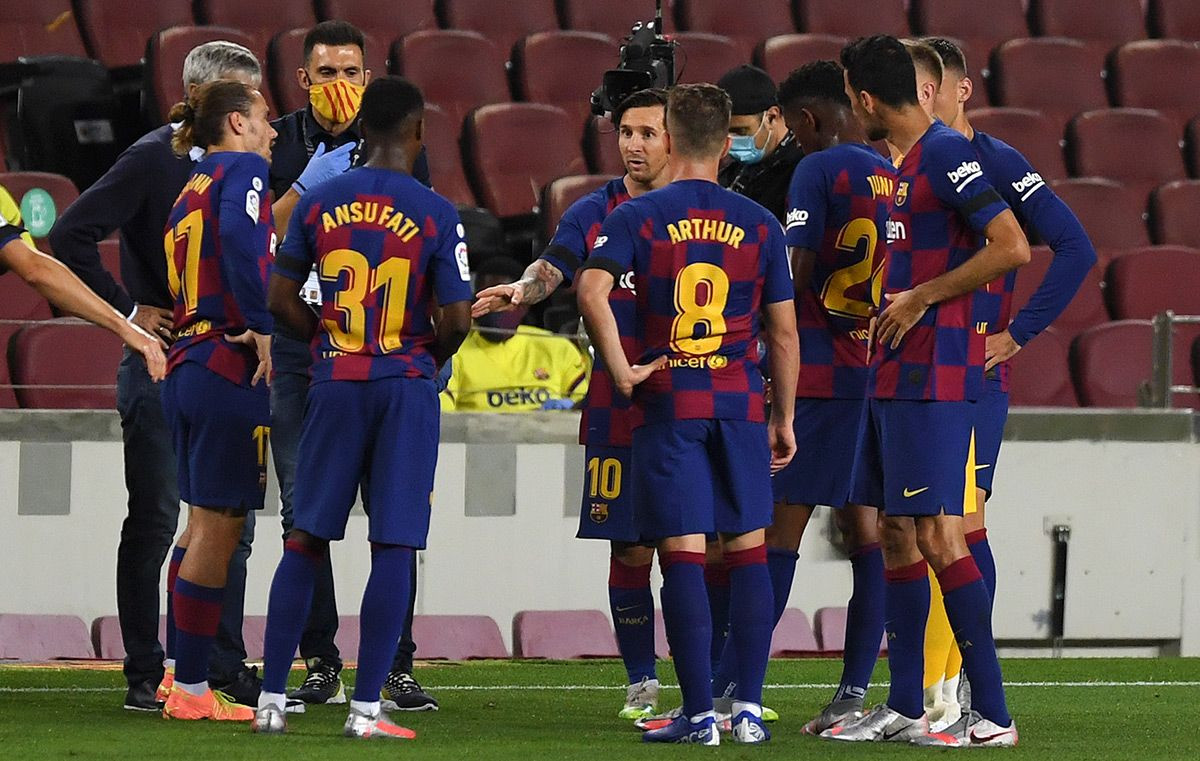 Messi da instrucciones a sus compañeros durante una pausa de hidratación | EFE