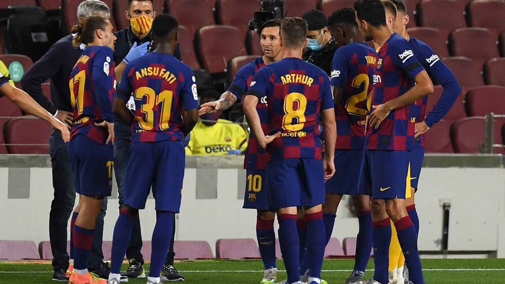 Messi da instrucciones a sus compañeros durante una pausa de hidratación | EFE