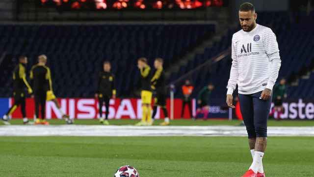 Neymar en un calentamiento con el PSG / EFE