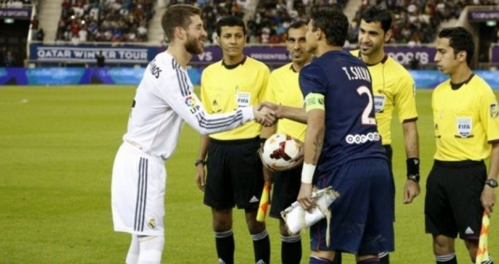 Sergio Ramos y Thiago Silva saludándose en un Madrid-PSG / EFE