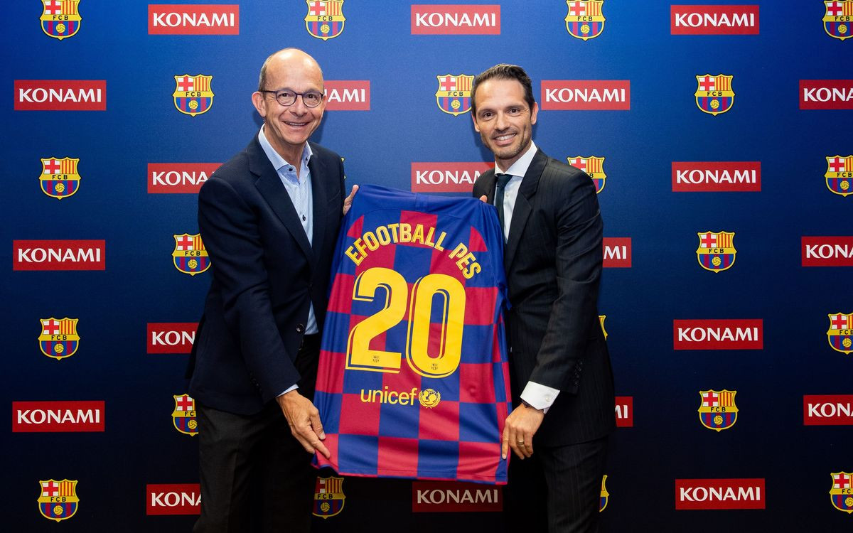 Jordi Cardoner y Jonas Lygaard, de Konami, presentando su renovación con el Barça en 2019 / FCB