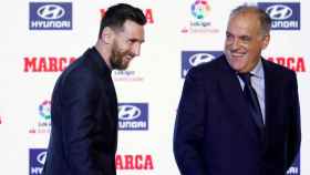 Messi y Javier Tebas, en la entrega del premio pichichi de 2018 / EFE