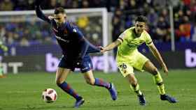 Chumi persigue a Borja Mayoral en el pasado Levante-Barça. El equipo culé está pendiente de la decisión del TAD / EFE