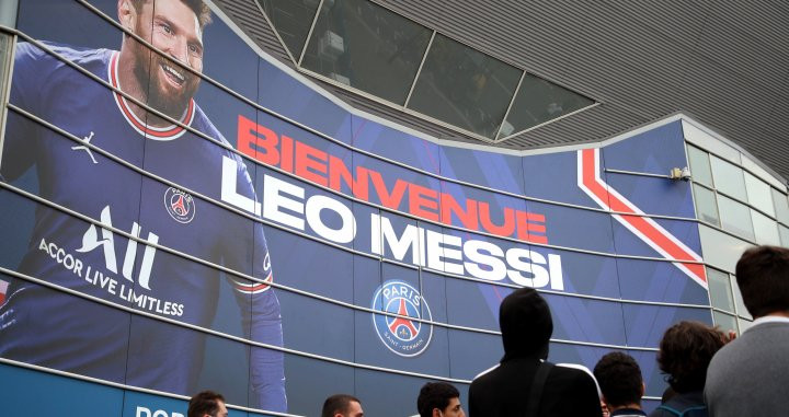 El Parc des Princes decorado con la imagen de Messi / EFE