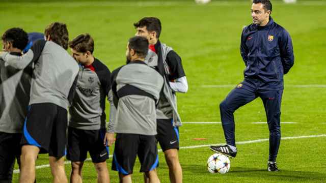 Xavi Hernández, observando a sus jugadores y fichajes durante un entrenamiento del Barça / EFE