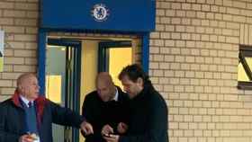 Mateu Alemany y Jordi Cruyff, cazados en Stamford Bridge durante el Chelsea-Real Madrid / REDES
