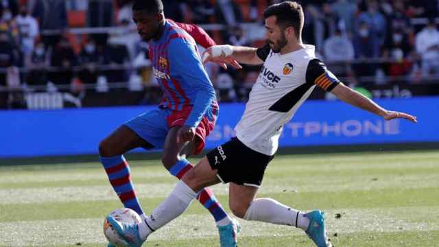 Dembelé, desbordando a Gayá en el Valencia-Barça / EFE