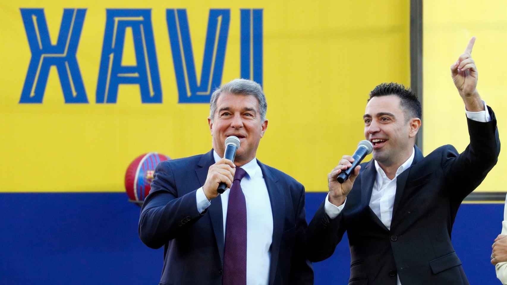 Laporta y Xavi, eufóricos, en la presentación del técnico ante la afición del Barça / EFE