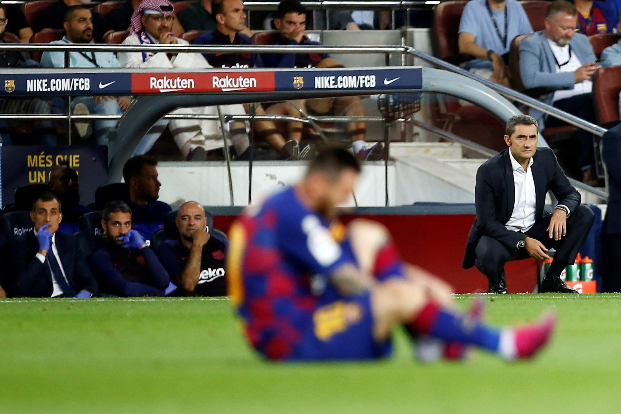 Una foto de Leo Messi tras recibir una falta con Valverde al fondo / EFE