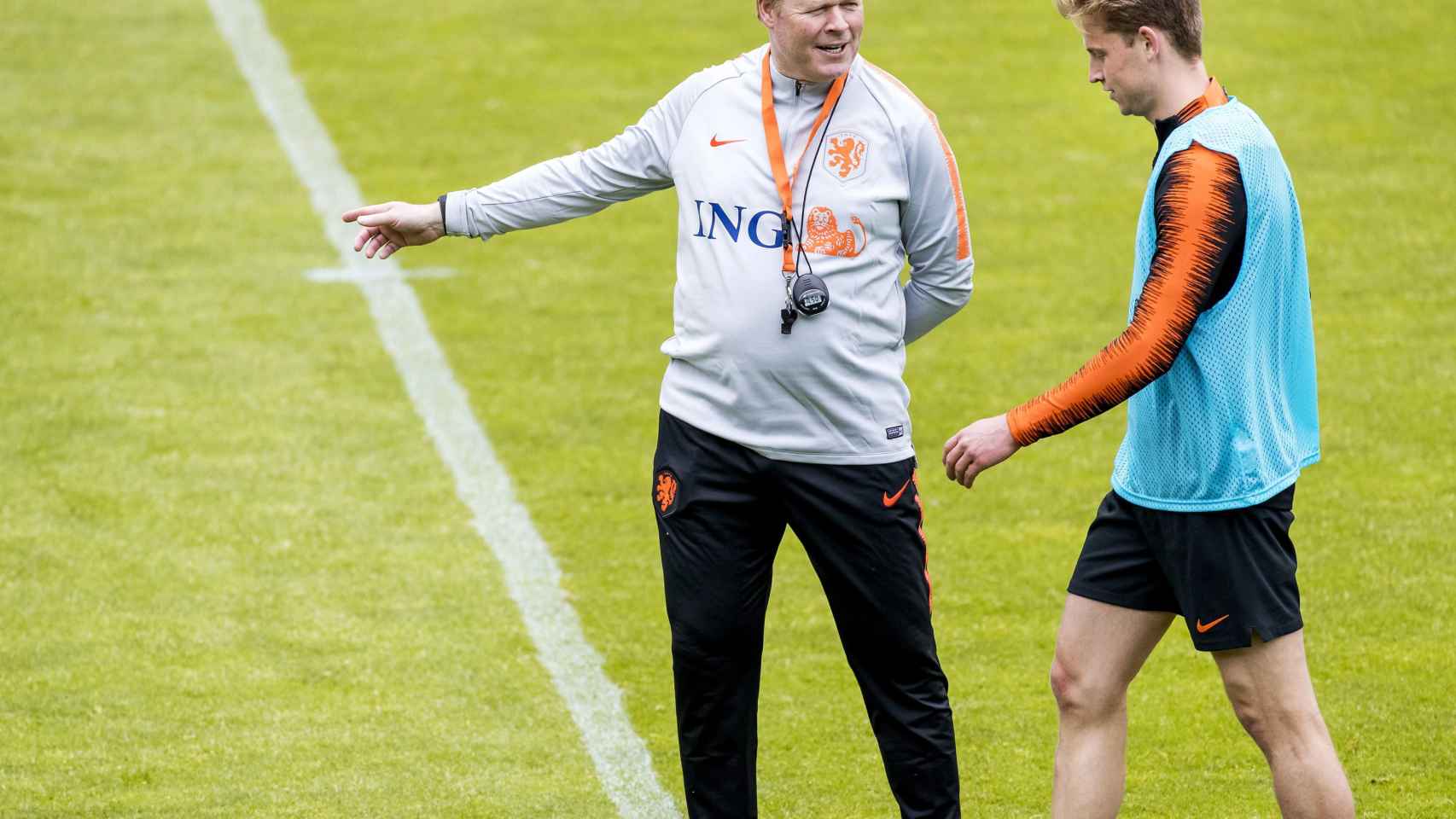 Frenkie de Jong y Ronald Koeman en un entrenamiento de la selección holandesa / EFE