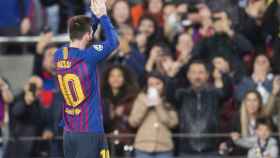 Una foto Leo Messi pidiendo aplausos a la grada / FCB