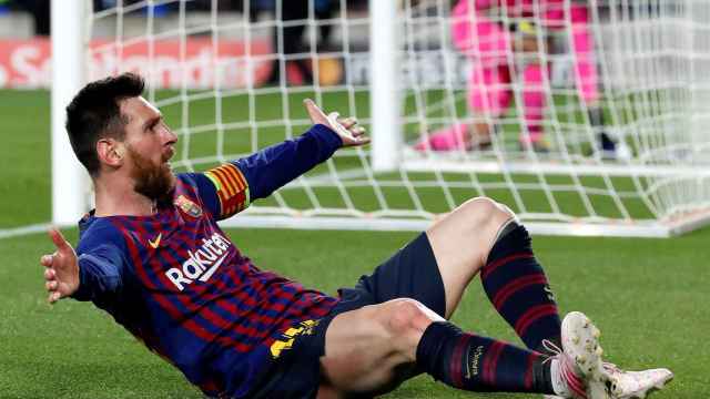 Leo Messi festeja tumbado en el césped del Camp Nou, su templo / EFE