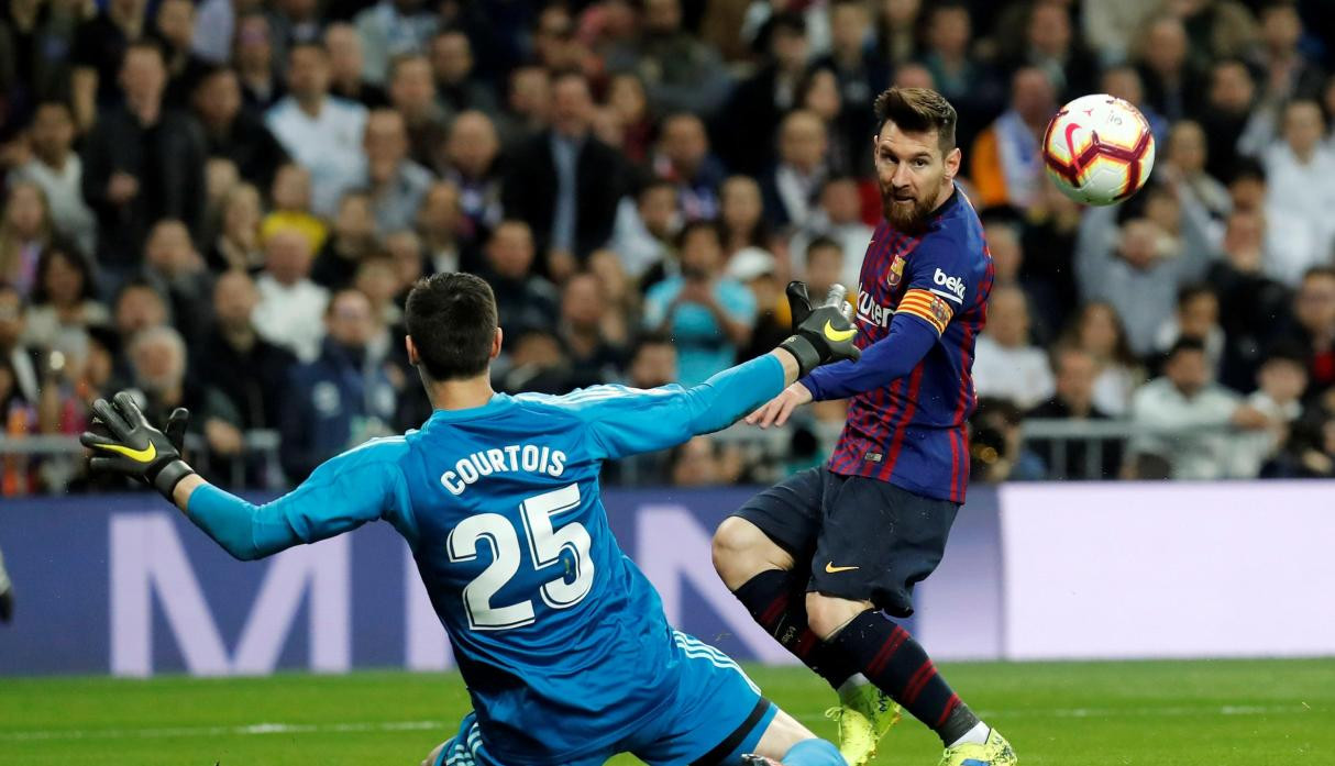 Messi probando a Courtois en un Real Madrid - Barça antiguo / EFE