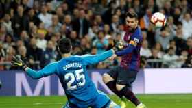 Messi probando a Courtois en un Real Madrid - Barça antiguo / EFE
