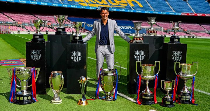 Luis Suárez con los 13 títulos que ha ganado con el Barça / FCB