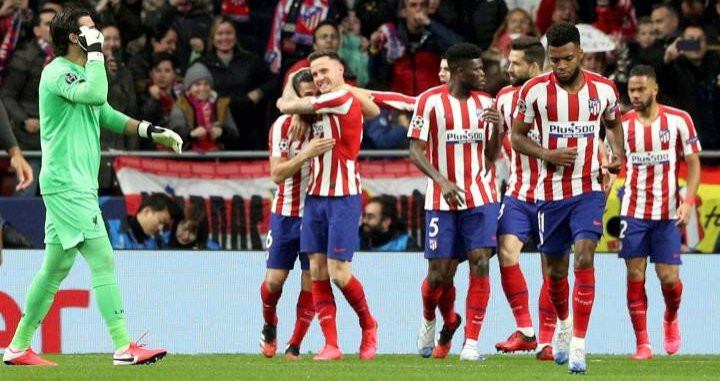Alisson lamentando el gol del Atlético de Madrid / EFE