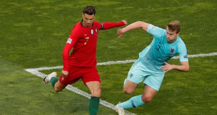 Matthijs de Ligt y Cristiano Ronaldo en un lance del Portugal Holanda / TWITTER