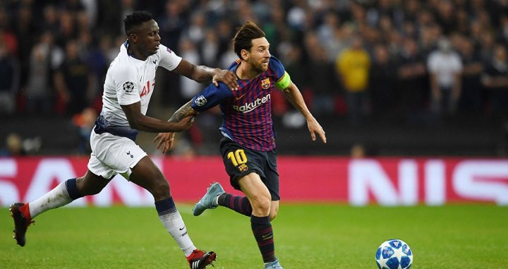 Victor Wanyama (i) de Tottenham disputa el balón con Lionel Messi (d) de Barcelona / EFE
