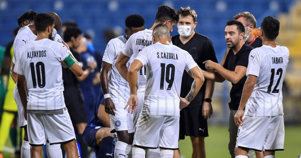 Xavi Hernández da instrucciones a los jugadores del Al Sadd / EFE