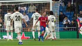 Los jugadores del Real Madrid se lamentan de la derrota ante el CSKA / EFE