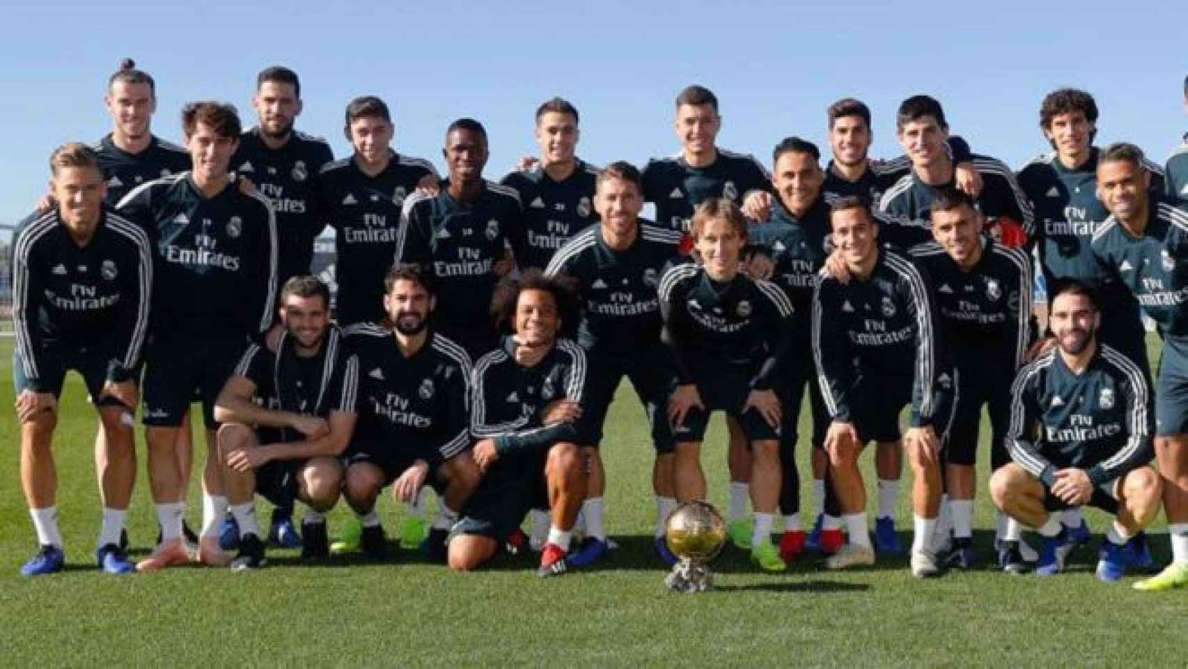 Modric posa con el Balón de Oro junto con sus compañeros en el Real Madrid / REAL MADRID