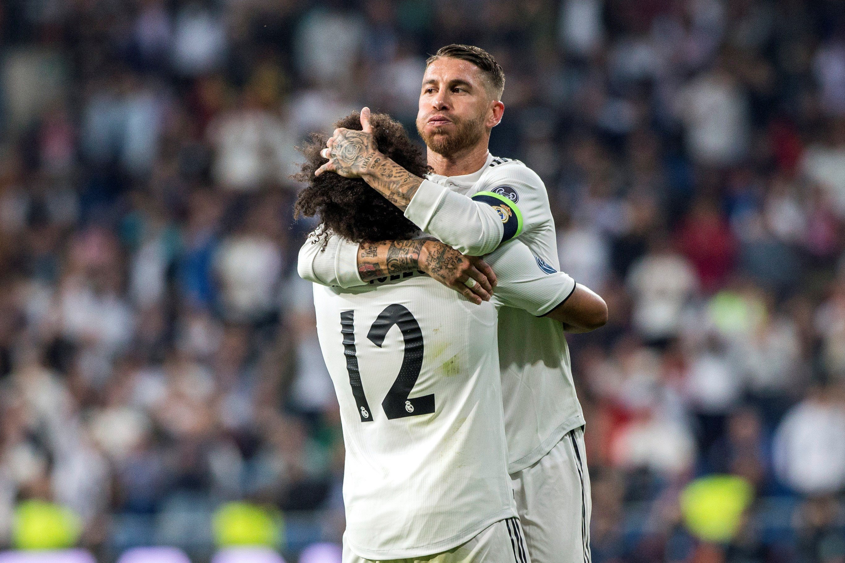 Sergio Ramos abraza a Marcelo aliviado tras marcar el segundo gol al Viktoria Plzen / EFE