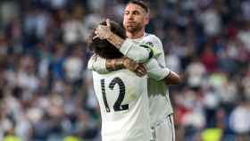 Sergio Ramos abraza a Marcelo aliviado tras marcar el segundo gol al Viktoria Plzen / EFE