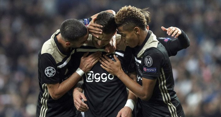 Los jugadores del Ajax celebran la victoria ante el Real Madrid en Champions League / EFE