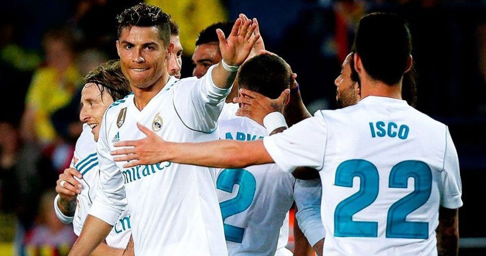 La imagen poco habitual de Isco y Cristiano Ronaldo celebrando un gol juntos / EFE