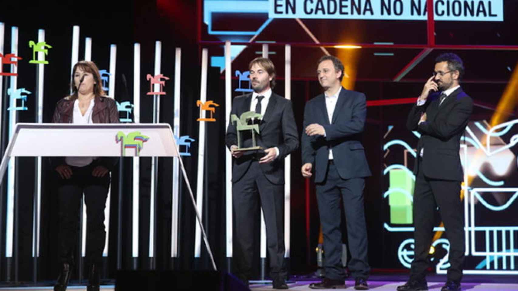Entrega del Premio Ondas al programa de TV3 'El Foraster', producido por Raimon Masferrer (segundo por la derecha) / CG