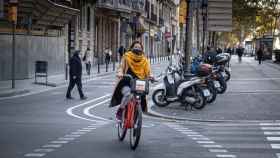 Una mujer pedaleando por un carril bici de Barcelona / PABLO MIRANZO