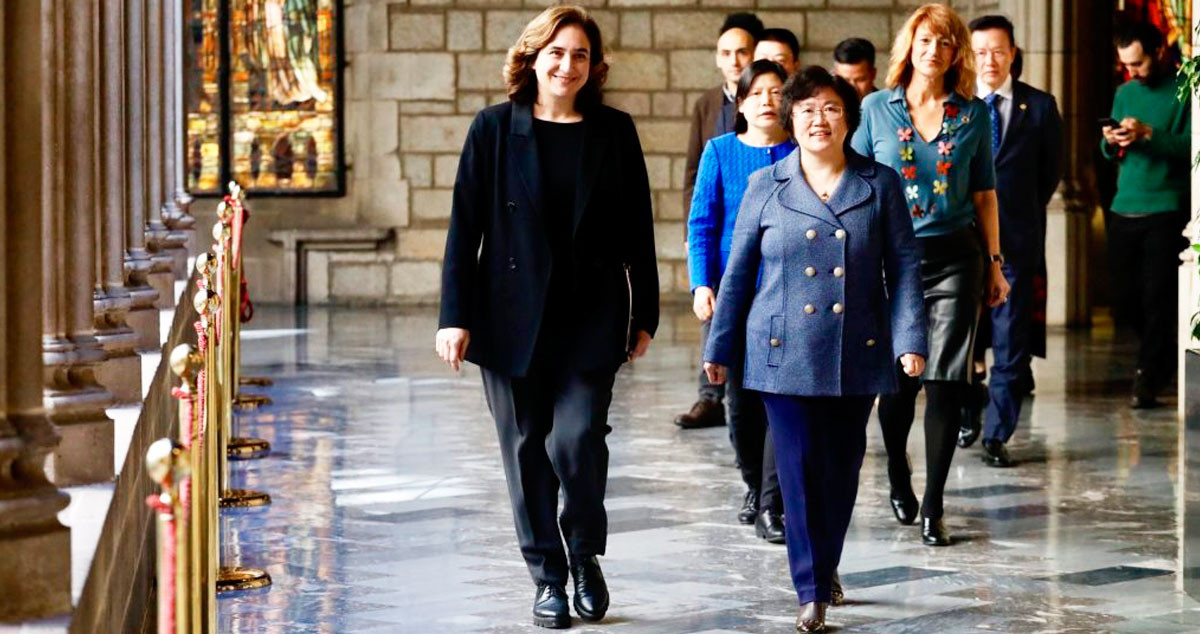 Lin Nan (d), excónsul china en Barcelona, con la alcaldesa de la ciudad, Ada Colau / AJBCN