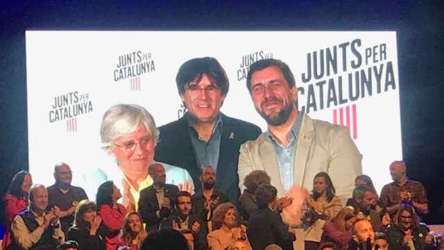 Carles Puigdemont (c), Toni Comín (d) y Clara Ponsatí (i) en un acto de campaña por videoconferencia / EUROPA PRESS