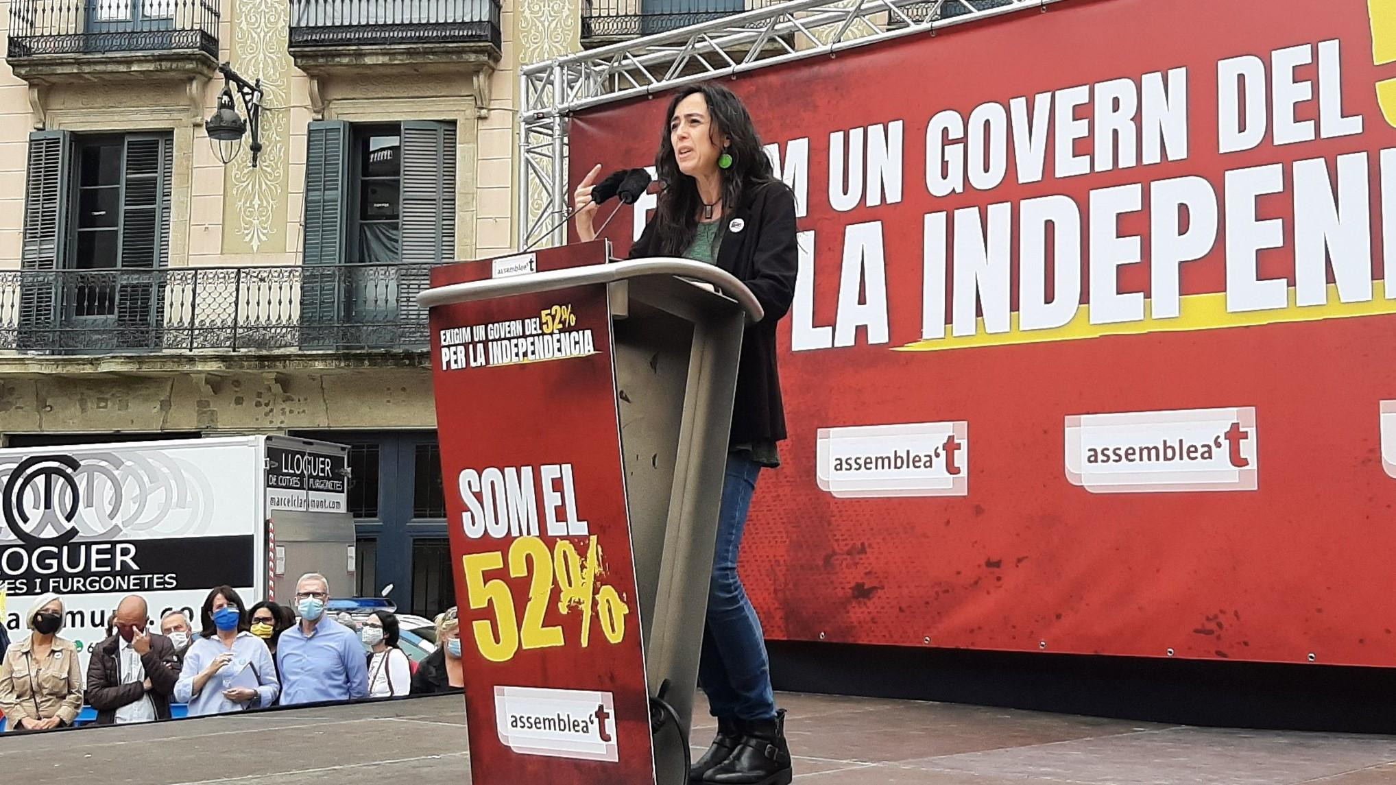 Mònica Roca, presidenta de la Cámara de Comercio de Barcelona, durante su intervención en la manifestación de la ANC de este domingo en Barcelona / ANC
