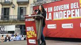 Mònica Roca, presidenta de la Cámara de Comercio de Barcelona, durante su intervención en la manifestación de la ANC de este domingo en Barcelona / ANC