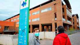 Vecinos ante el Hospital de Igualada (Barcelona), situado en uno de los clústeres de coronavirus o Covid-19 en España / EFE