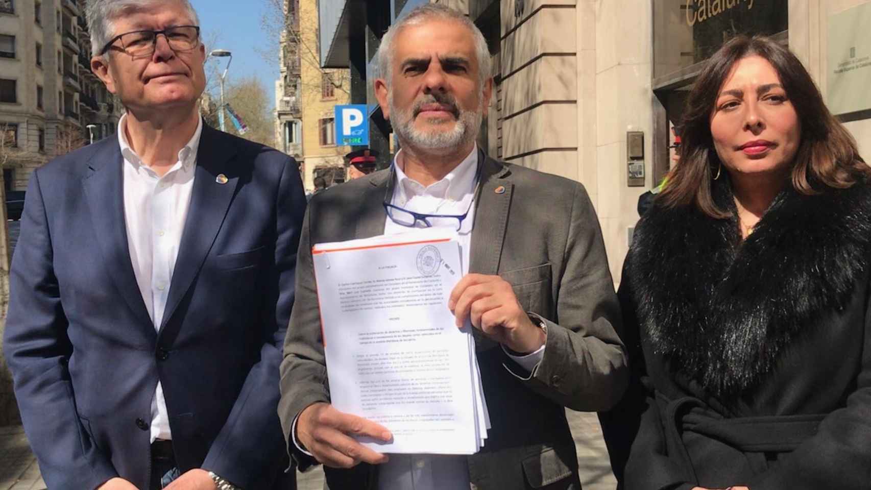Los diputados de Ciudadanos Matías Alonso y Carles Carrizosa y la concejal en el Ayuntamiento de Barcelona, Mariluz Guilarte, con la denuncia contra Buch / EUROPA PRESS