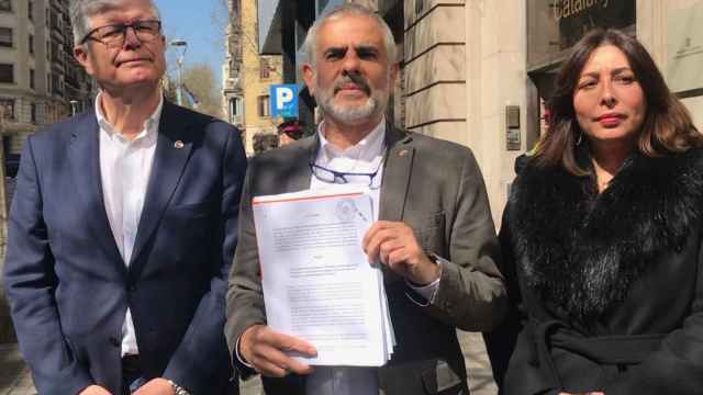 Los diputados de Ciudadanos Matías Alonso y Carles Carrizosa y la concejal en el Ayuntamiento de Barcelona, Mariluz Guilarte, con la denuncia contra Buch / EUROPA PRESS