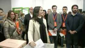 La 'número dos' de Cs, Inés Arrimadas, introduce el voto en la urna / CS