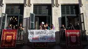 Decenas de jóvenes ocupan el Ayuntamiento de Girona / EFE
