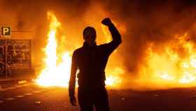 Los anarquistas encienden hogueras y queman contenedores en las calles de Barcelona / EP