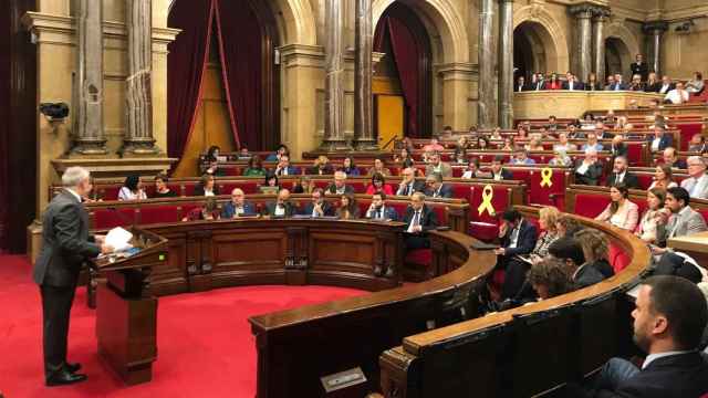 El portavoz de Ciudadanos, Carlos Carrizosa, en el Parlament, donde ha pedido explicaciones a Quim Torra por sus relaciones con los CDR / CG