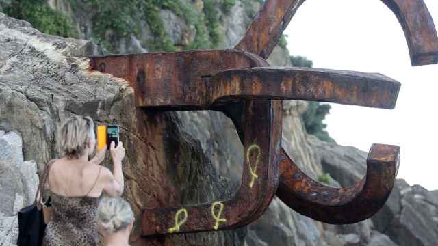 Los tres lazos amarillos pintados en el Peine de los Vientos de San Sebastián / EFE