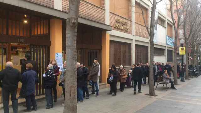 Cola en un colegio electoral de Cataluña / EP